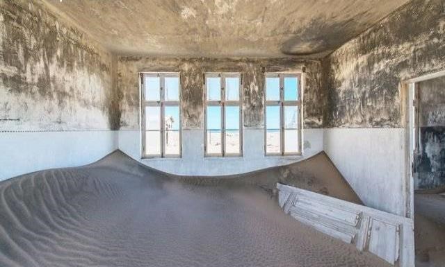 這個(gè)小鎮(zhèn)曾遍地鉆石生活奢華,如今黃沙滿屋如鬼城_圖1 這個(gè)小鎮(zhèn)曾遍地鉆石生活奢華,如今黃沙滿屋如鬼城_圖1