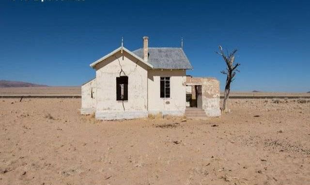 這個(gè)小鎮(zhèn)曾遍地鉆石生活奢華,如今黃沙滿屋如鬼城_圖2 這個(gè)小鎮(zhèn)曾遍地鉆石生活奢華,如今黃沙滿屋如鬼城_圖2