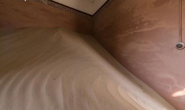 這個(gè)小鎮(zhèn)曾遍地鉆石生活奢華,如今黃沙滿屋如鬼城_圖1 這個(gè)小鎮(zhèn)曾遍地鉆石生活奢華,如今黃沙滿屋如鬼城_圖1