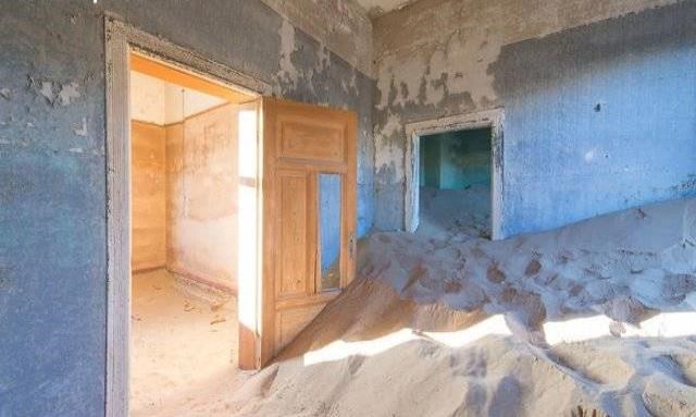 這個(gè)小鎮(zhèn)曾遍地鉆石生活奢華,如今黃沙滿屋如鬼城_圖1 這個(gè)小鎮(zhèn)曾遍地鉆石生活奢華,如今黃沙滿屋如鬼城_圖1