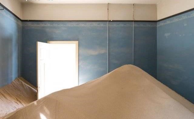 這個(gè)小鎮(zhèn)曾遍地鉆石生活奢華,如今黃沙滿屋如鬼城_圖2 這個(gè)小鎮(zhèn)曾遍地鉆石生活奢華,如今黃沙滿屋如鬼城_圖2